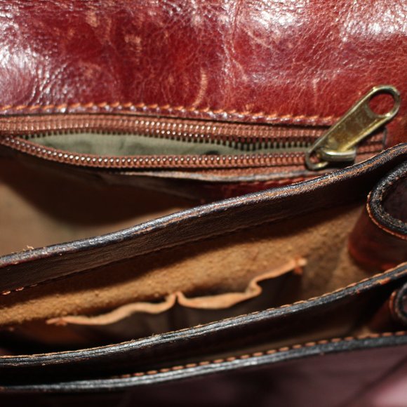 Vintage Italy Leather Cross Body and/or Messenger Bag or Satchel Made In Italy - Picture 12 of 13
